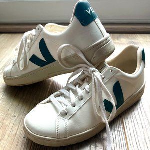 Women's Veja Urca sneaker, size Eur 39 ($185 sneaker!!)